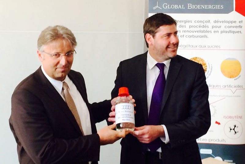 Global Bioenergies CEO Marc Delcourt überreicht Reiner Mangold, Leiter Nachhaltige Produktentwicklung der AUDI AG, die erste Falsche mit biobasiertem Isooktan für Testzwecke
